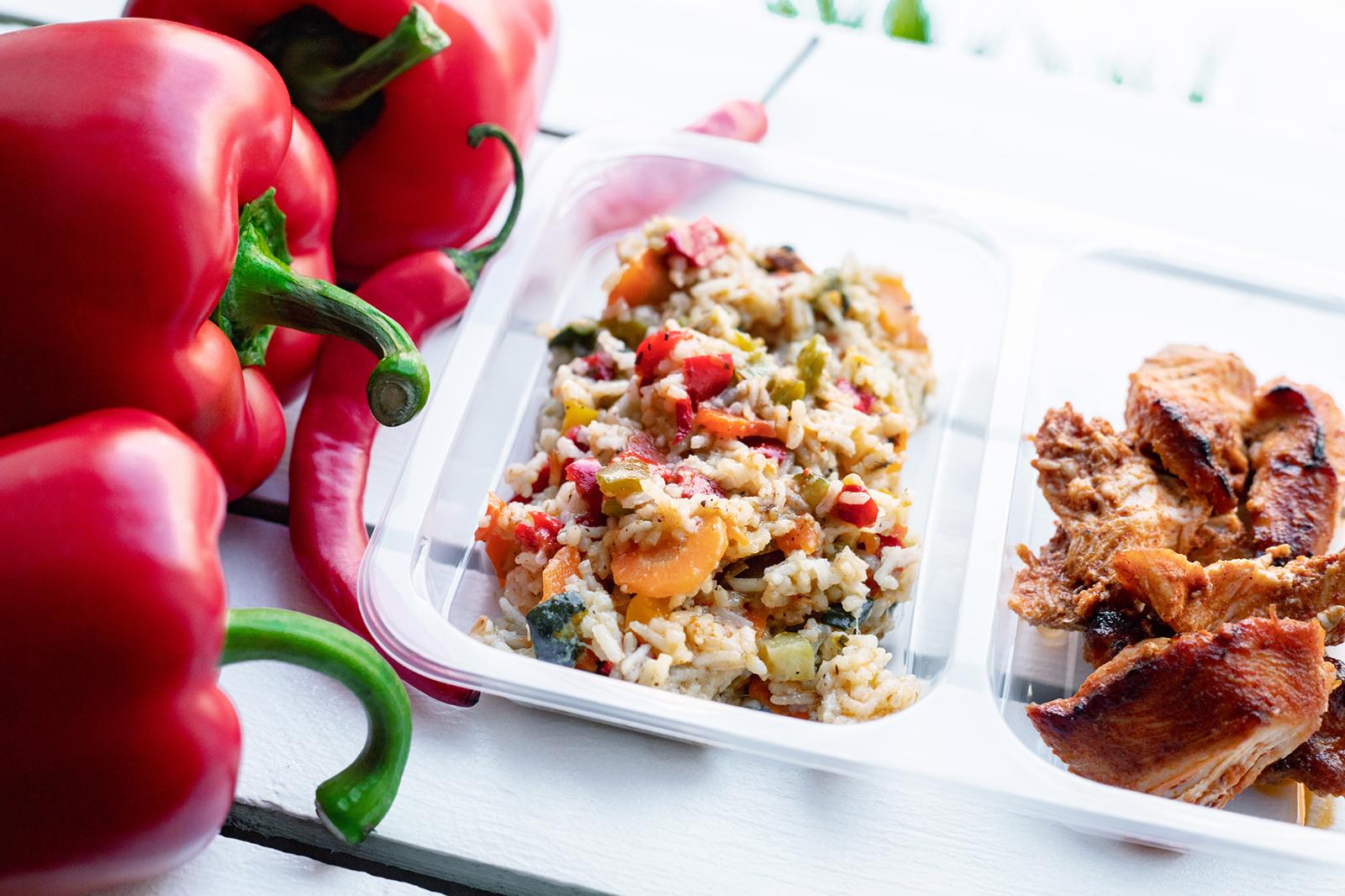 Kolorowe dania przygotowane przez Catering na Diecie